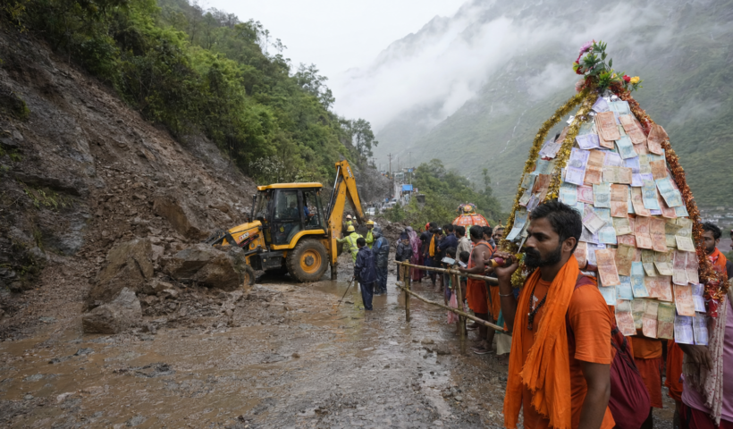 केदारनाथ यात्रा मार्ग पर भूस्खलन और हरिद्वार में नोटों वाली कांवड़